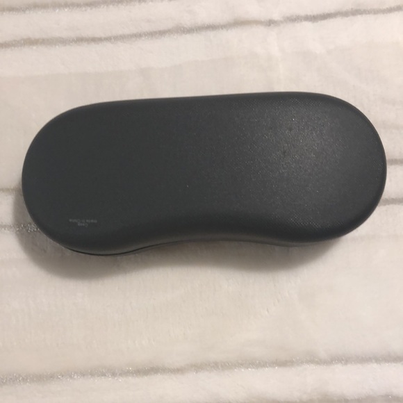 VERA WANG glasses case. Hard Dark grey outside w/ lighter grey felt inside liner - Picture 4 of 6
